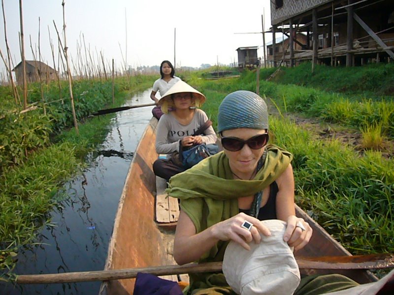 Travel - Myanmar - Inle Lake - Second Boat Trip - The Drivers Village - Paddling through the Village